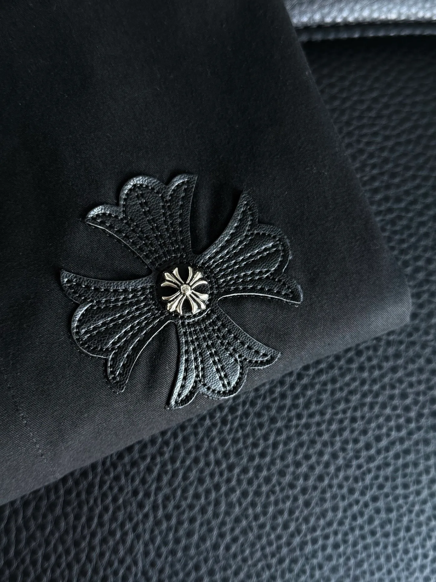 P500 Chrome Hearts leather cross leather embroidery shirt jacket! OS version can be worn by both men and women! The fabric is made of twill gauze cotton fabric! The texture is clear and smooth, not easy to wrinkle or fade! The embroidery process is complex and repetitive, and the requirements for the embroidery machine are very strict. The distance is always 45 centimeters! It won’t work if the spacing is too big, and it won’t work if it’s too small! The hardware is all carved and cast. This piece of clothing consumes a lot of material. More than 3 meters of material is used for one piece of clothing! After the garment is made, it needs to be fixed at high temperature, washed at a water temperature of more than 70 degrees, and softened by adding softener to make the upper body softer and smoother!   Color: black white Size: m-3xl Style number: 5878